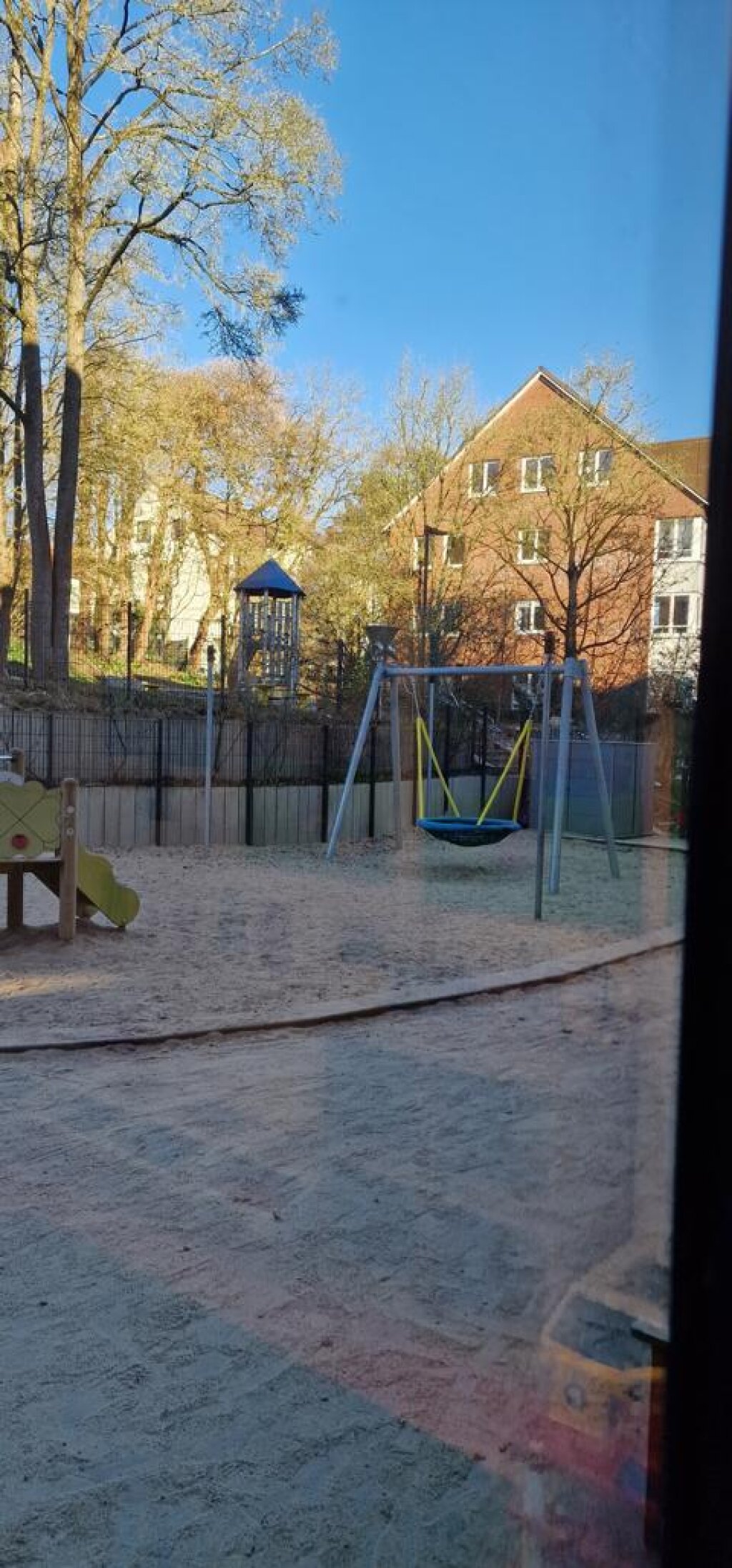 Schaukeln im Außenbereich der AWO Kita Denickestraße.