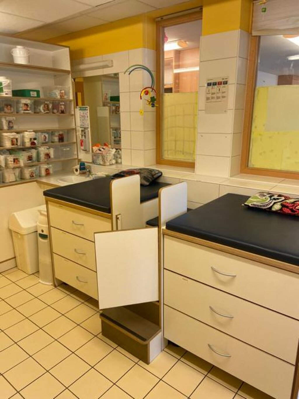 Wickeltische im Waschraum der AWO Kita Am Inselpark.