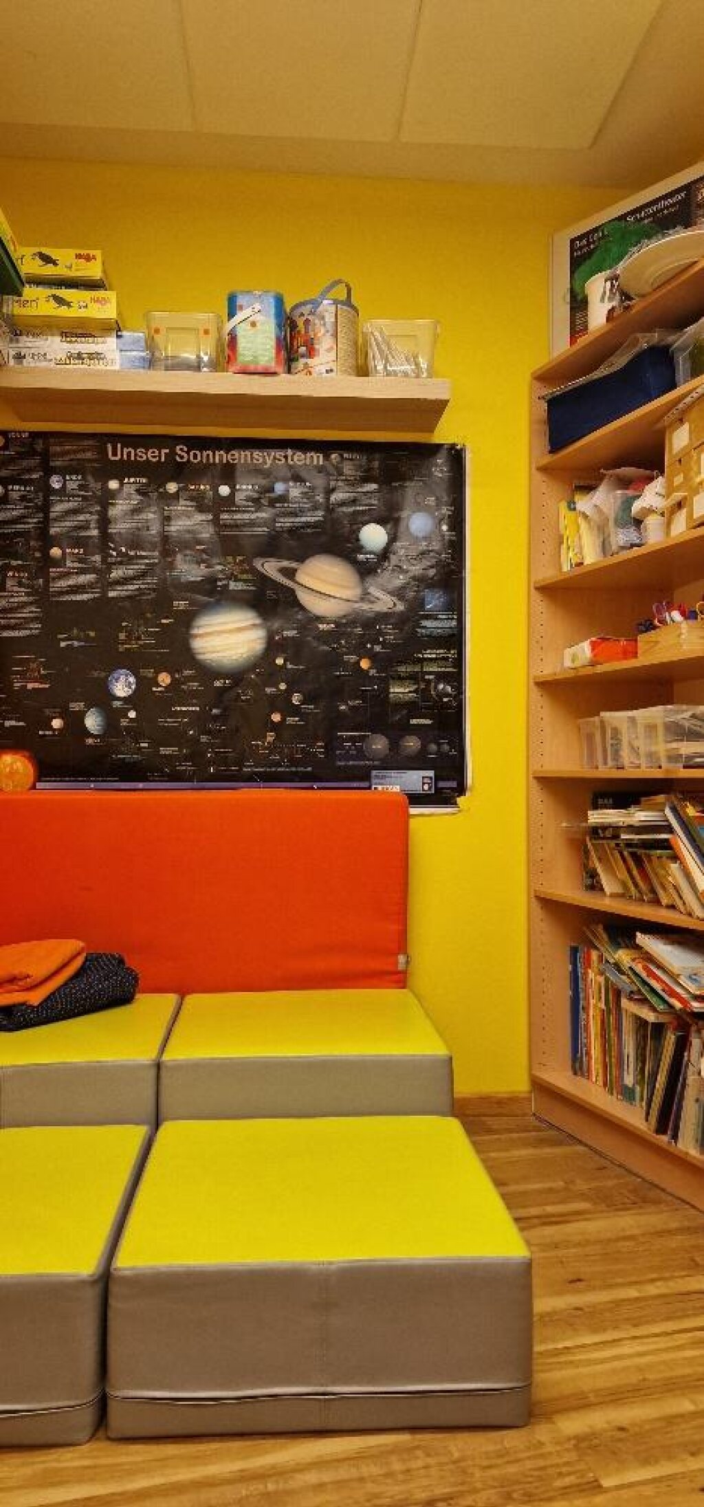 Bücherregal und Spielmaterial in der AWO Kita Chi-Kita.