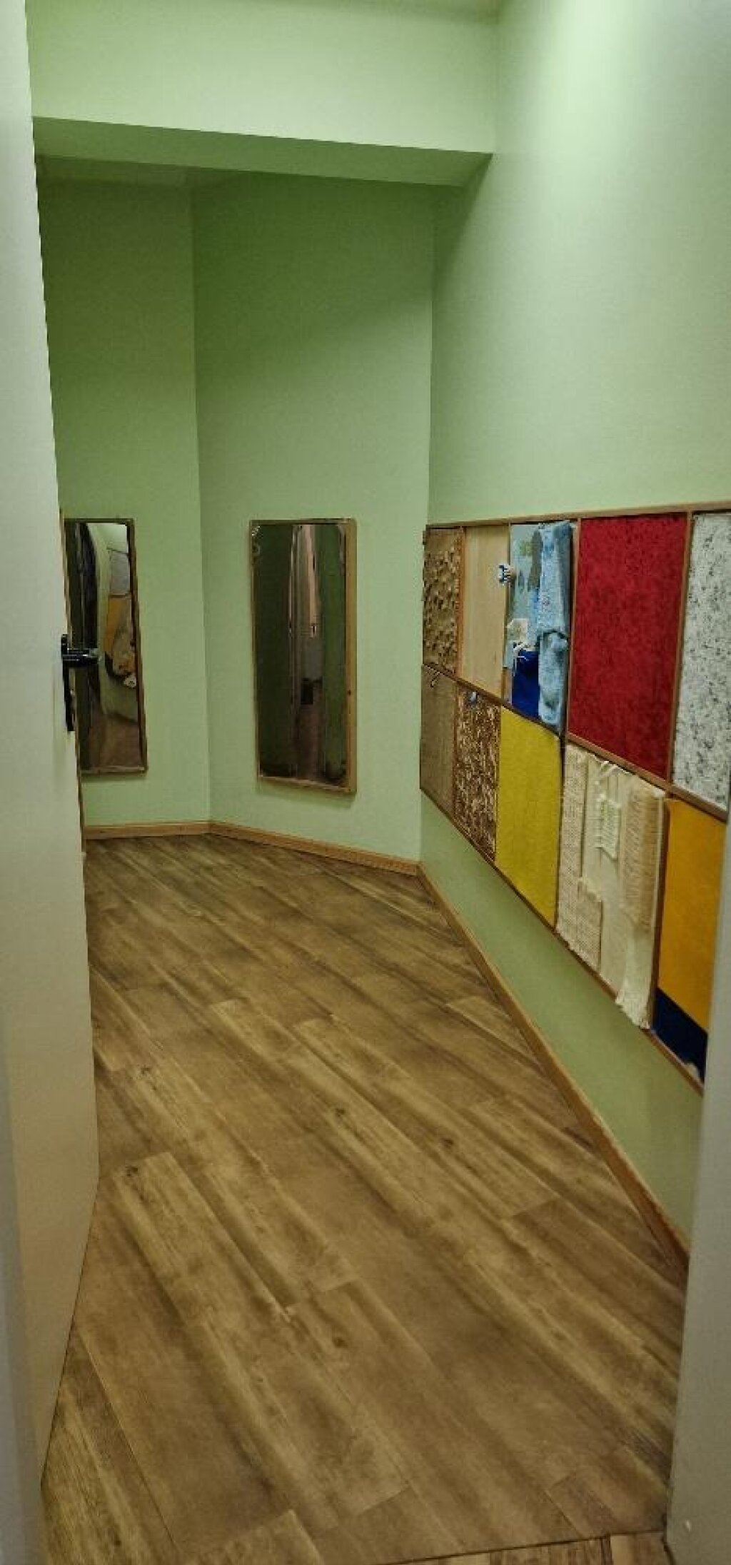 Flurbereich mit Fühlbrett der Kita Chi-Kita in Osdorf im Westen von Hamburg.