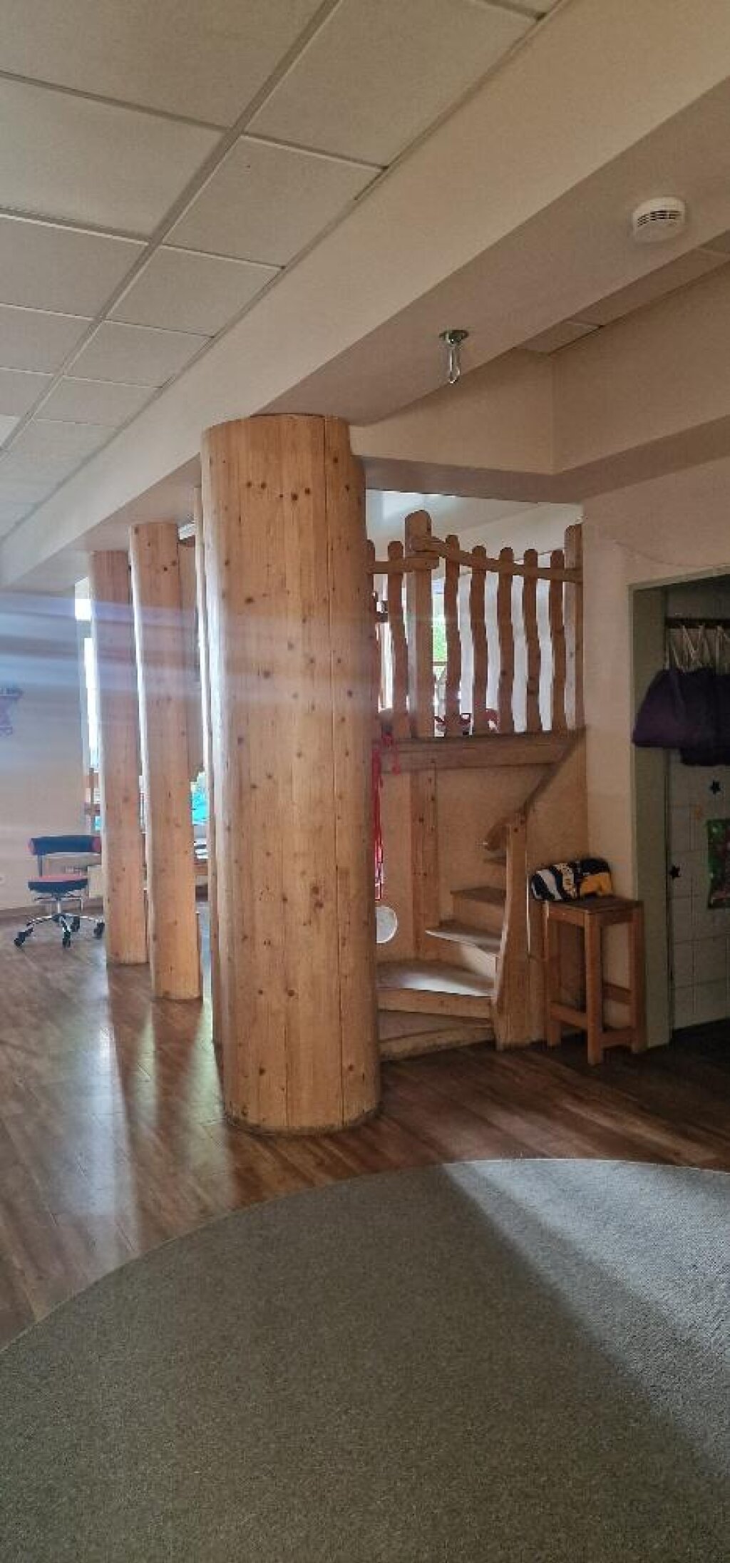 Gruppenraum mit Hochebene der AWO Kita Auenstraße von der AWO Hamburg.