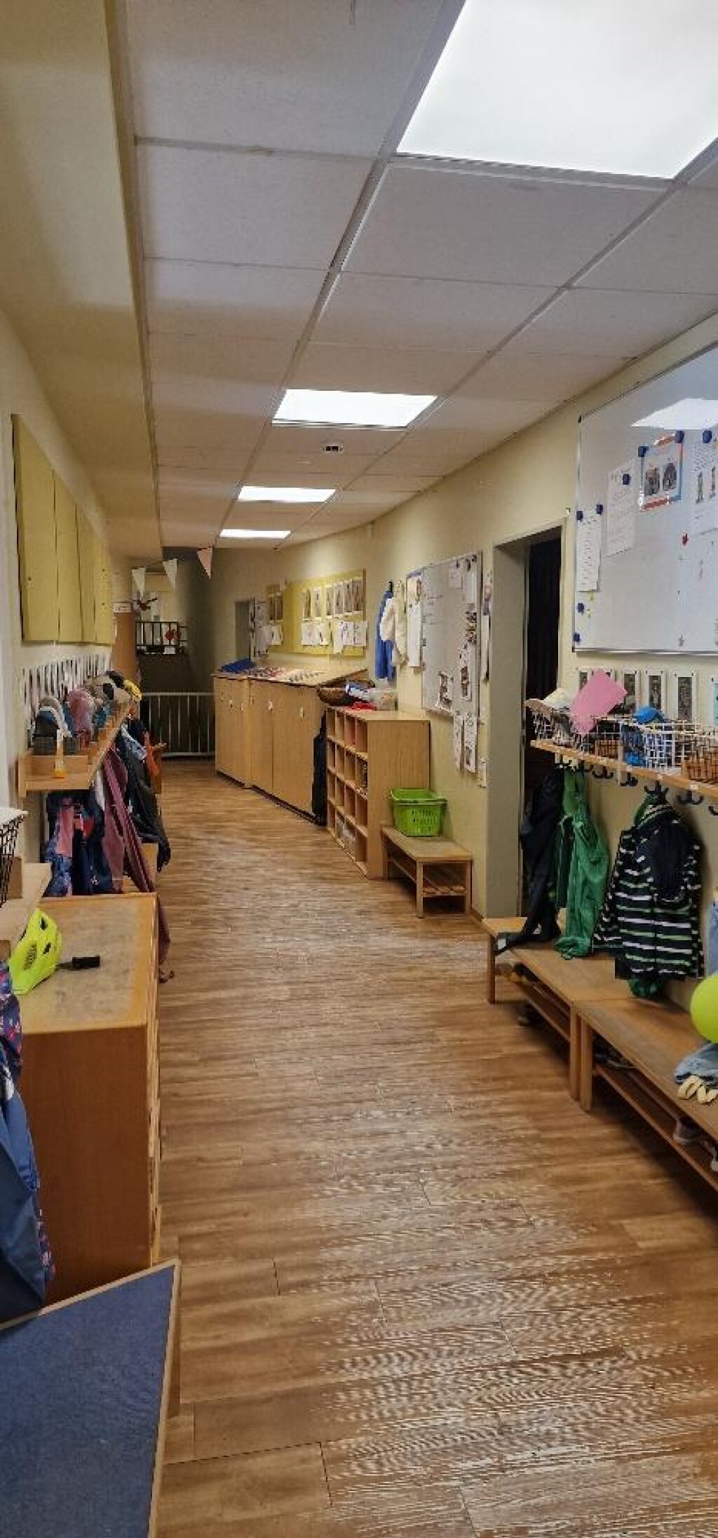 Flurbereich mit Garderoben der AWO Kita Auenstraße der AWO Hamburg.