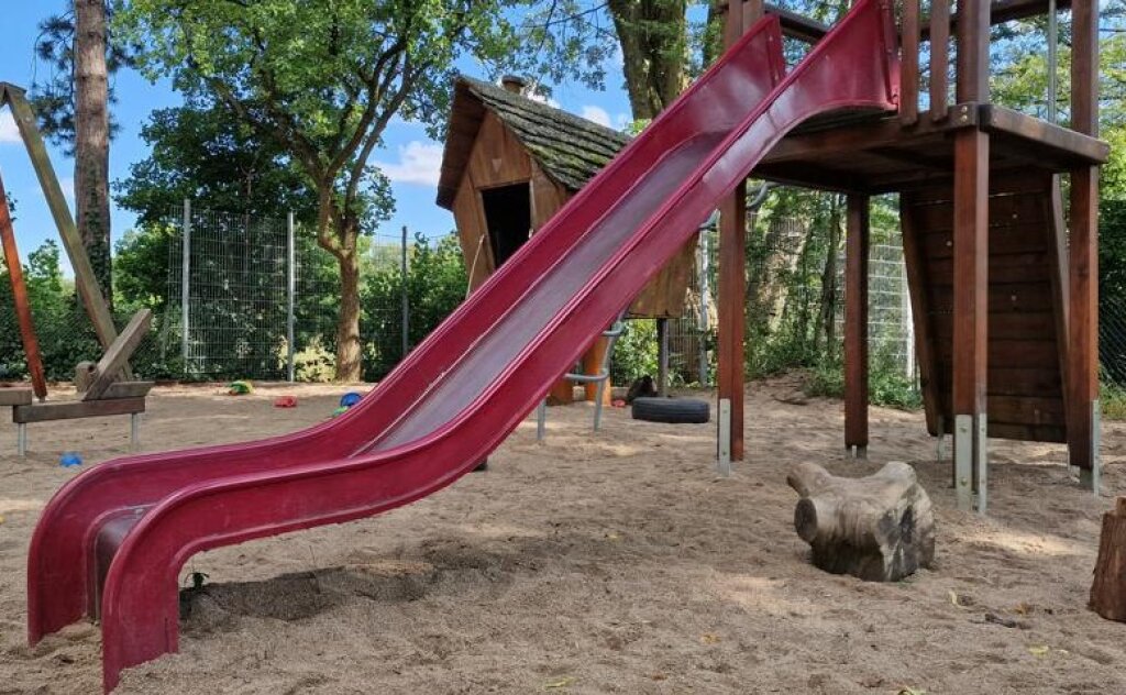 Rutsche im Außengelände der AWO Hamburg Kita Billwerder Straße in Logbrügge.