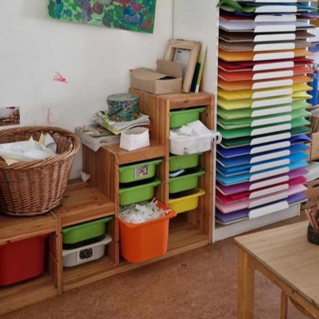 Bastelutensilien in der Kita Billwerder Straße der AWO Hamburg in Lohbrügge.