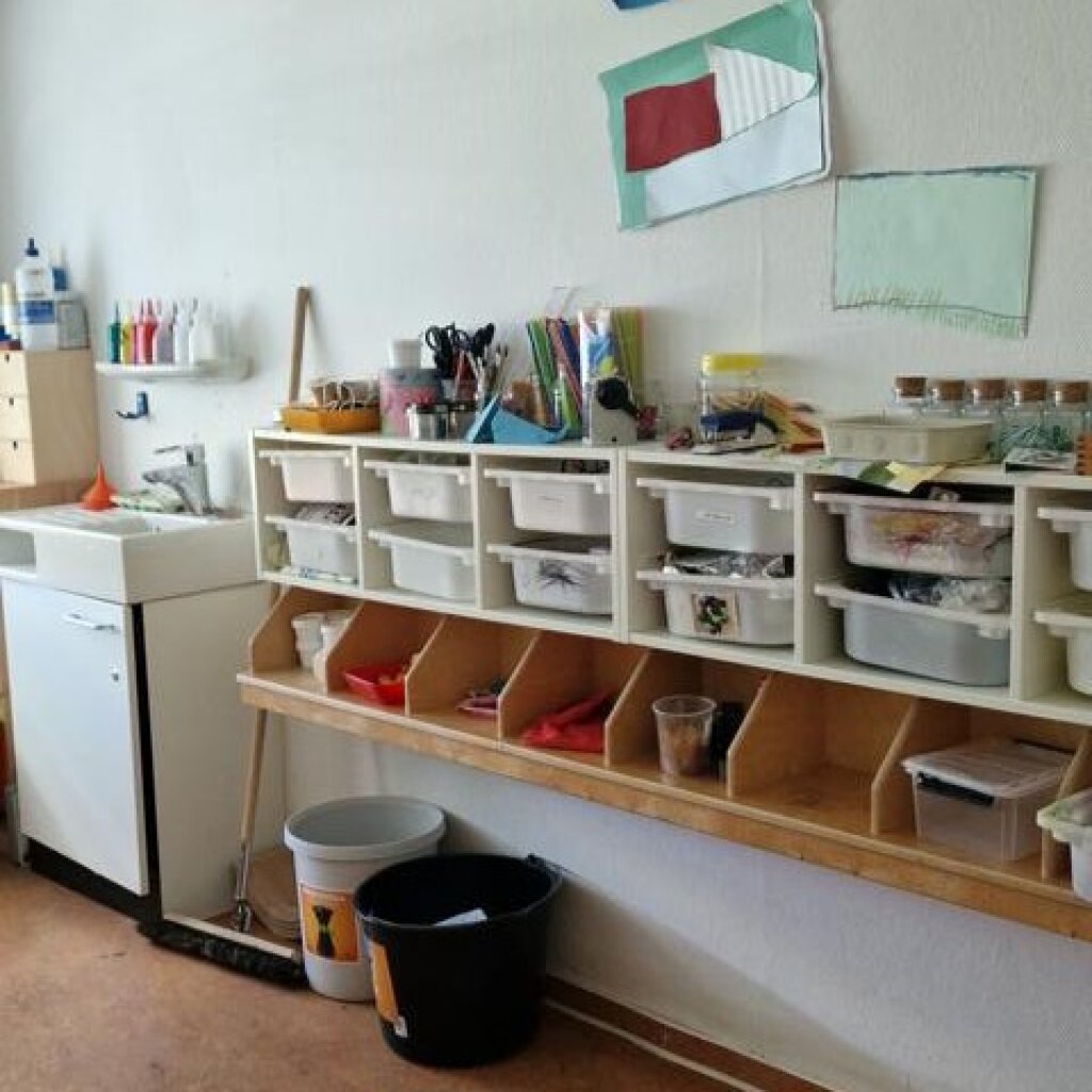 Bastelutensilien in der Kita Billwerder Straße der AWO Hamburg in Lohbrügge.