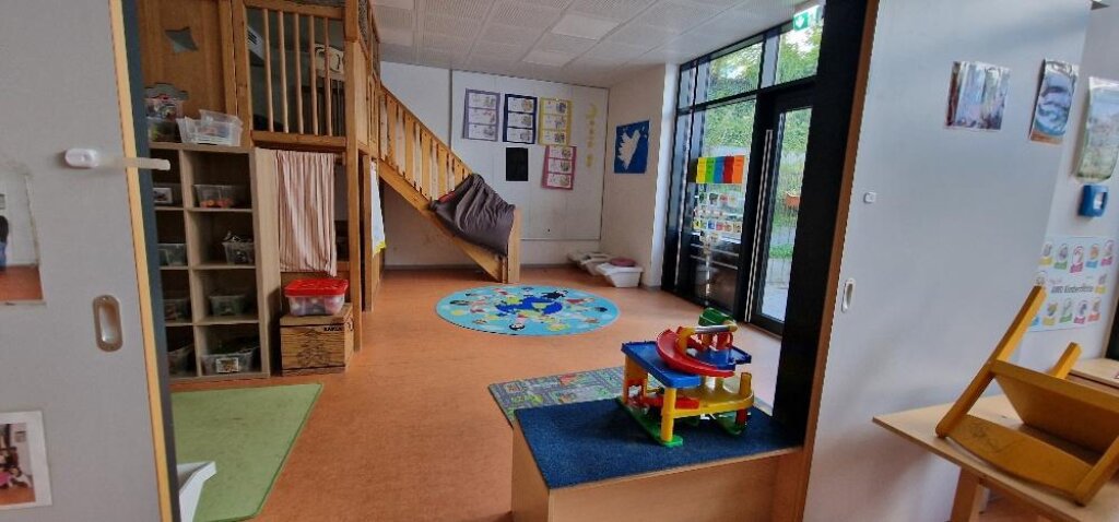 Gruppenraum mit Hochebene der Kita Denickestraße der AWO Hamburg in Harburg.