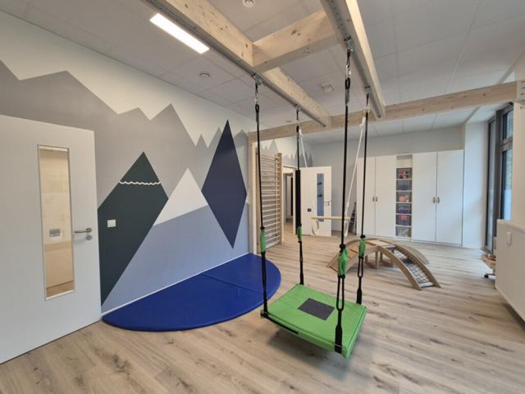 Kita Kiwittsmoor AWO Hamburg Bewegungsraum mit Kletterwand und Schaukel.