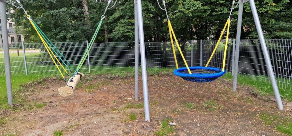 Kita Kiwittsmoor der AWO Hamburg in Langenhorn mit Schaukeln im Außenbereich.