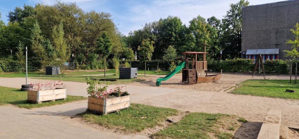 AWO Hamburg Kita Kielkoppelstraße in Rahlstedt Außenbereich mit Klettergerüst und Rutsche.