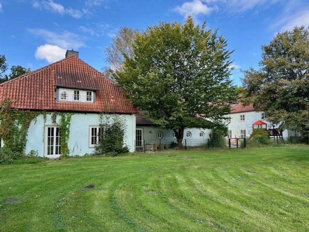Hausansicht und Gartenbereich der AWO Kita Hohenbuchen im Alstertal.