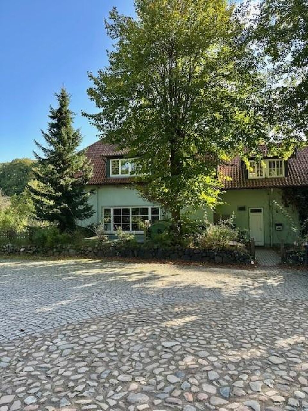 Hausansicht vom Parkplatz der Kita Hohenbuchen der AWO Hamburg.