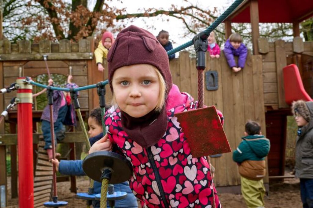 Kind balanciert im Außenbereich der AWO Kita Hohenbuchen.