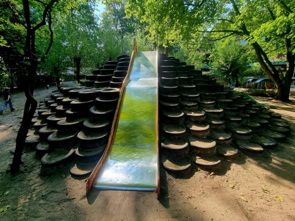 AWO Hamburg Kita Hasselbrookstraße Außengelände mit Rutsche.