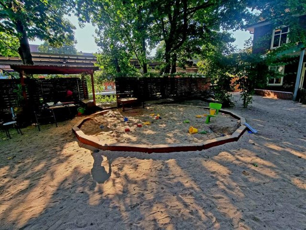 AWO Kita in Hamm der AWO Hamburg mit Außengelände mit Sandkasten.