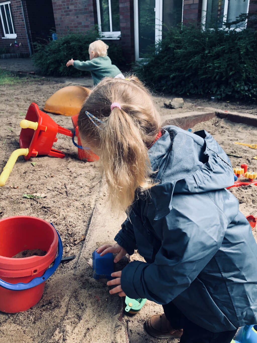 Kind im Außengelände des Kita Tannenhof Lehmsal AWO.