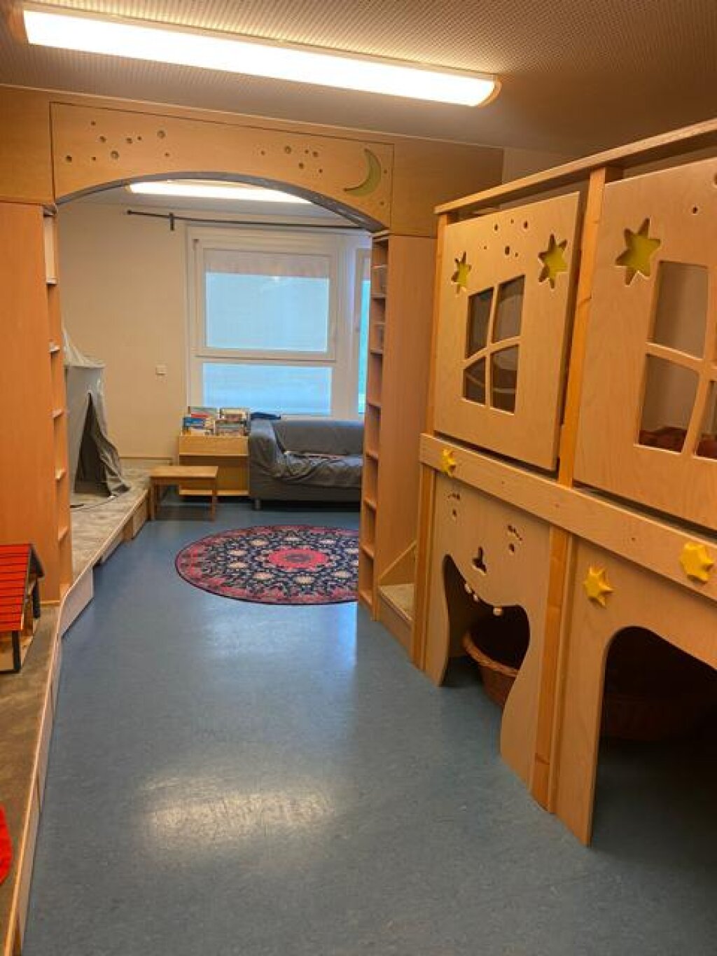 AWO Kita Am Inselpark Gruppenraum mit Hochebene und Versteckmöglichkeiten.