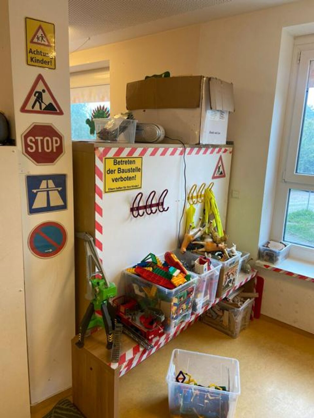 Spielutensilien im Gruppenraum der Kita Am Inselpark.