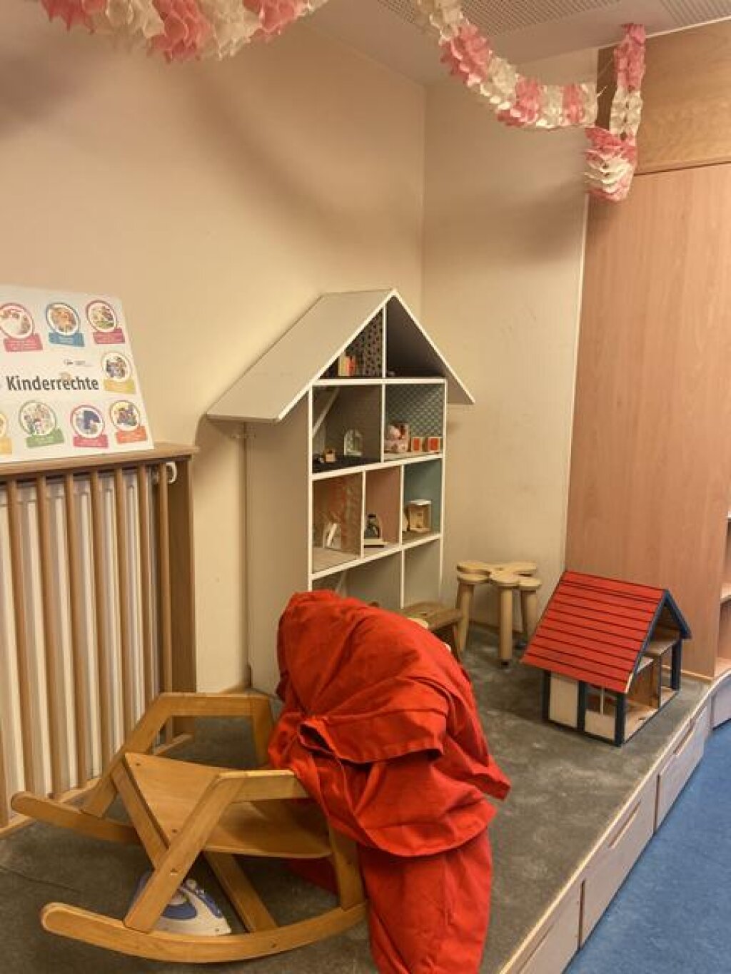 Puppenhaus und Schaukelstuhl im Gruppenraum der AWO Kita Am Inselpark.