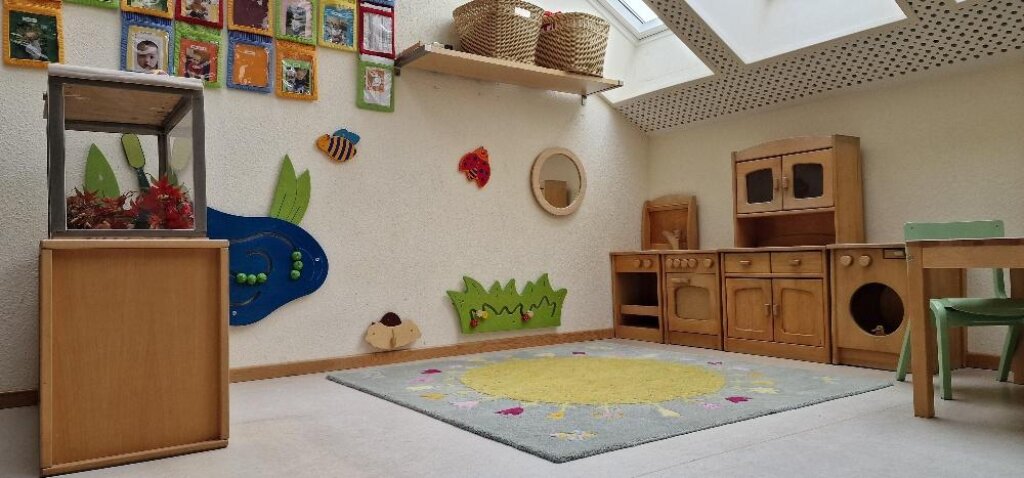 Gruppenraum mit Kinderküche der AWO Kita Johanna-Kirchner-Haus.