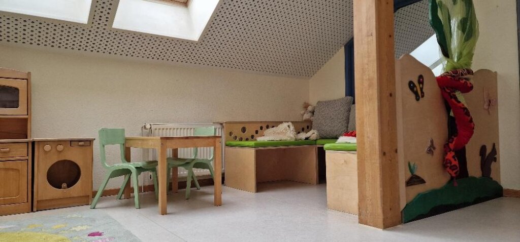 Gruppenraum mit Sitzecke AWO Kita Johanna-Kirchner-Haus.