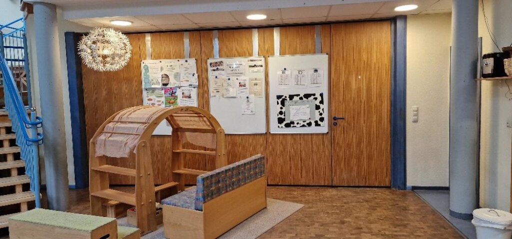 Eingangsbereich innen mit Informationstafel der AWO Kita Johanna-Kirchner-Haus.