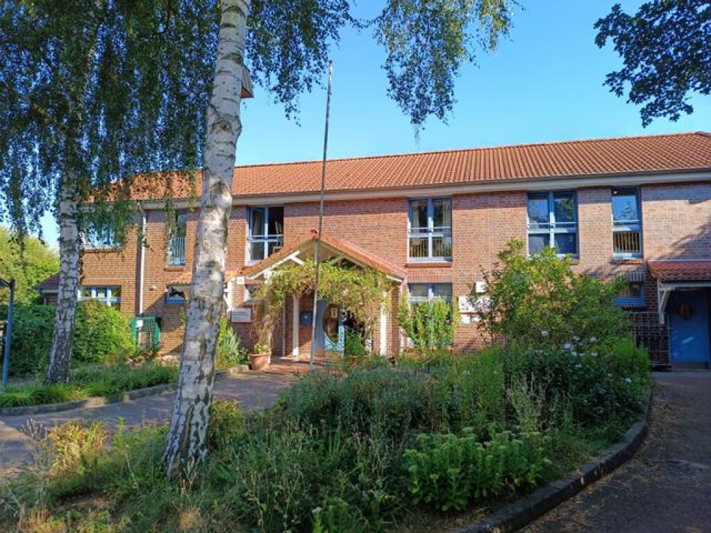 Hausansicht mit Eingangsbereich der AWO Kita Johanna-Kirchner-Haus.