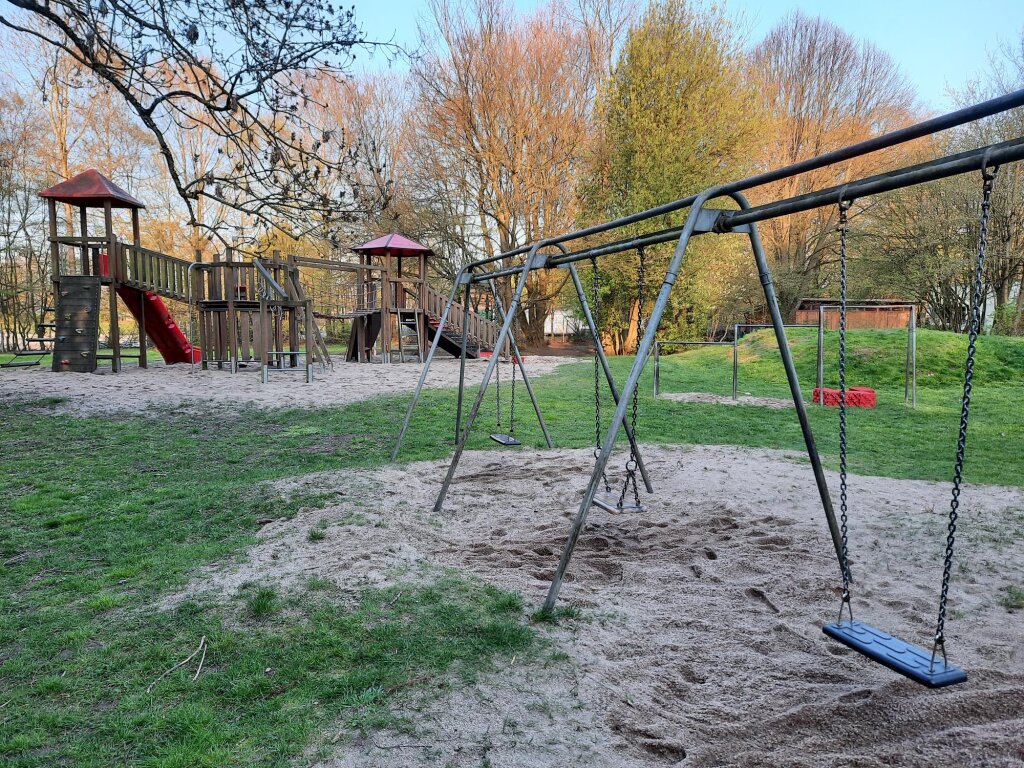 Kita Jonni Birckholtz in Farmsen der AWO Hamburg Außenbereich mit Schaukeln.