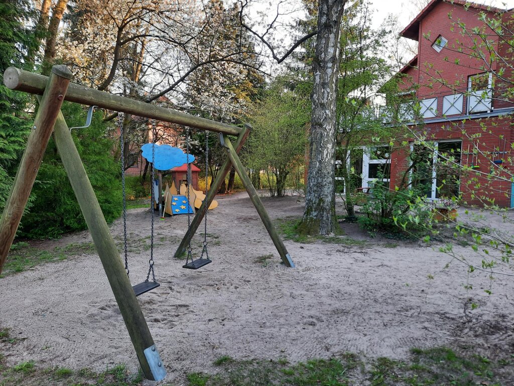 Außenbereich Krippengruppe mit Schaukeln der Kita Jonni Birckholtz.