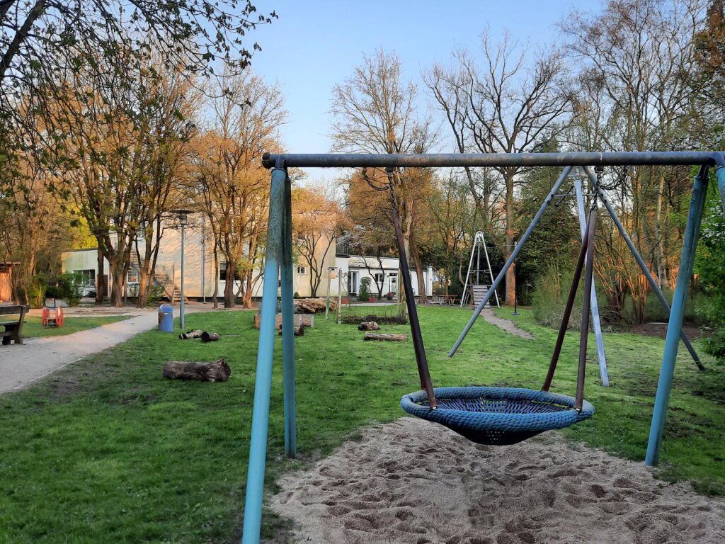 Nestschaukeln und Seilbahn.