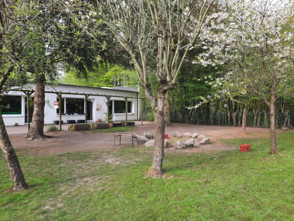 Außenbereich mit Steinkreis der AWO Hamburg Kita Jonni Birckholtz in Farmsen.