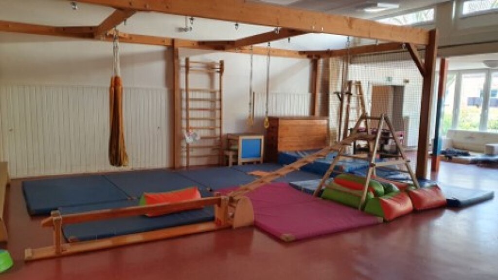 Bewegungsraum mit Kletterwand der Kita Jonni Birckholtz in Farmsen.