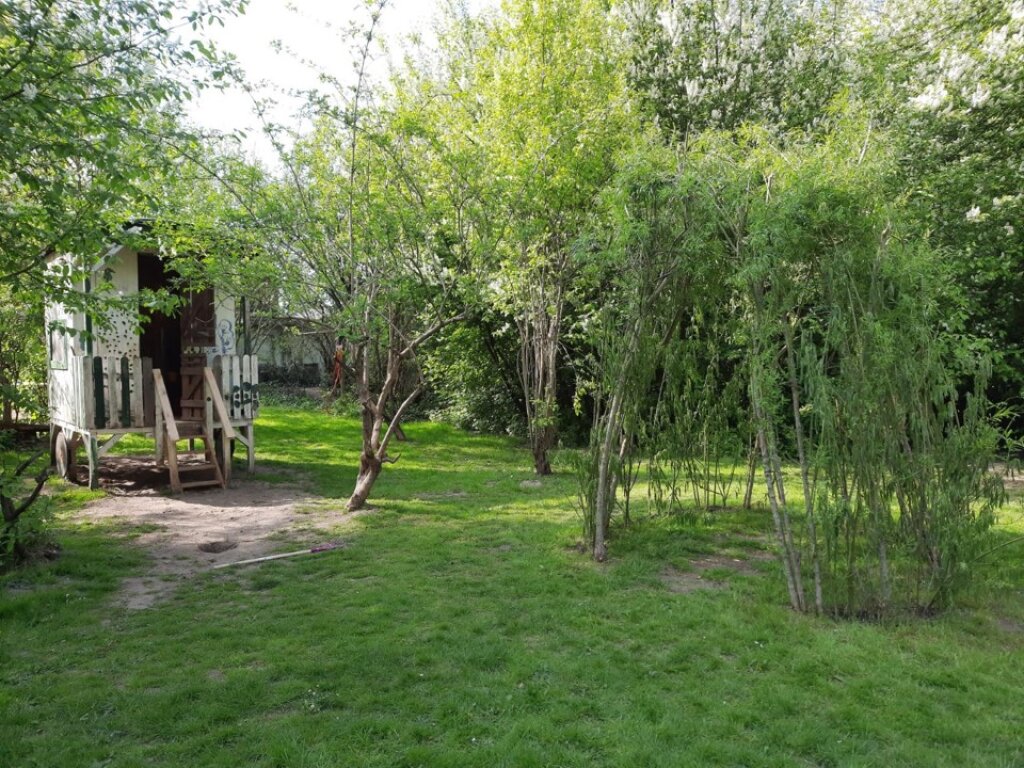 Außengelände mit Bauwagen der AWO Hamburg in der Kita Jonni Birckholtz.