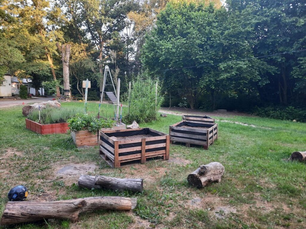 AWO Hamburg in der Kita Jonni Birckholtz in Farmsen Außengelände mit Hochbeeten.