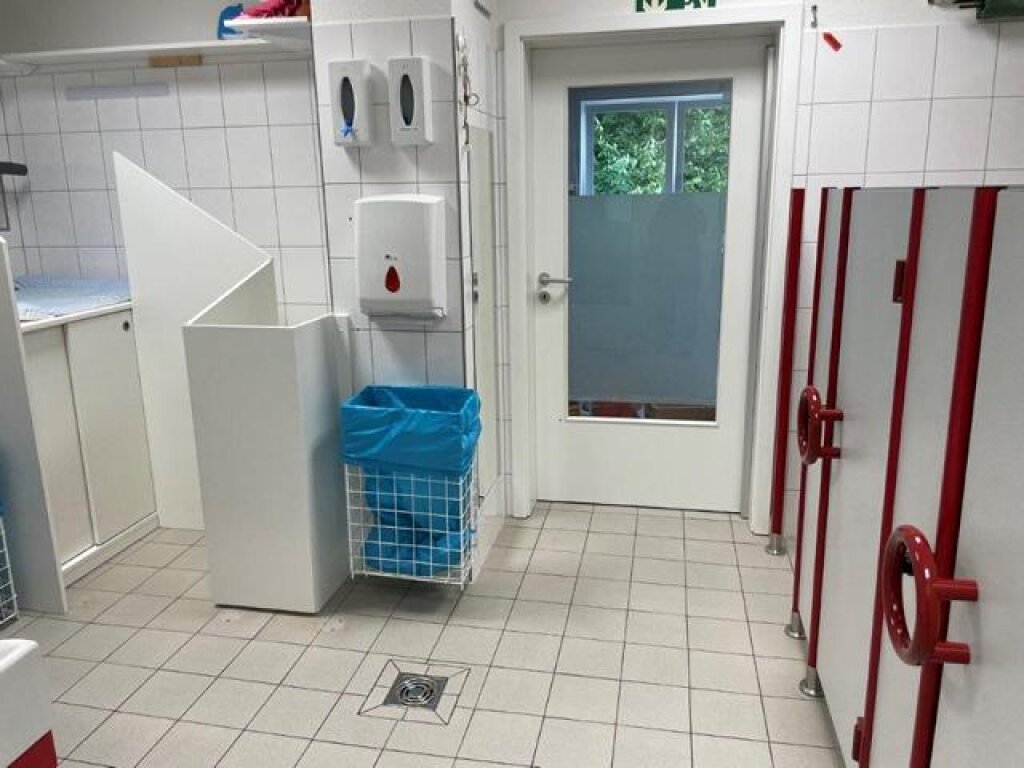 Waschraum mit Kindertoiletten Kita Löwenzahn.