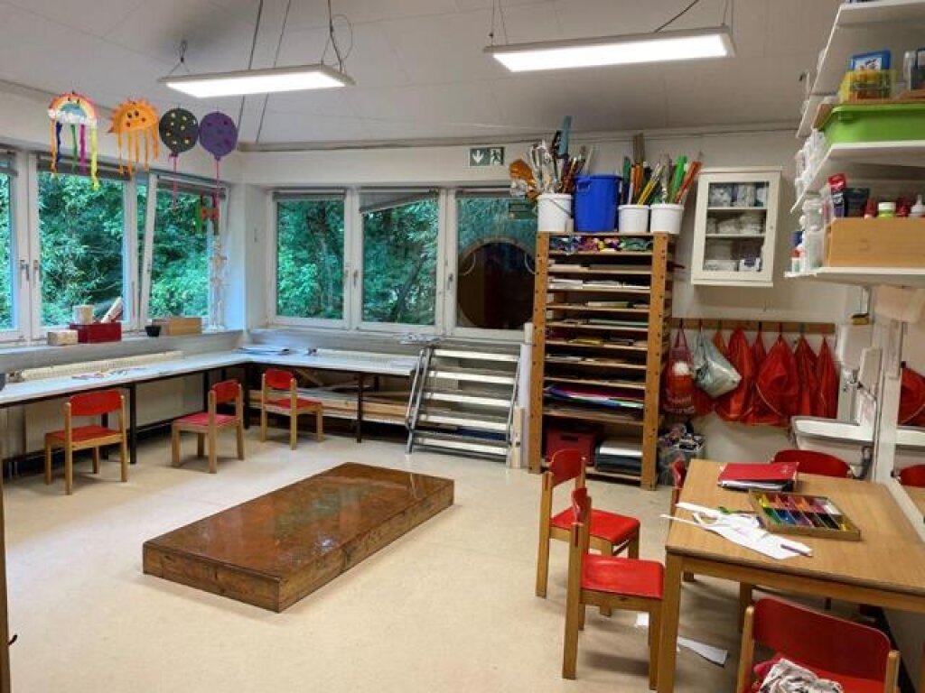 Atelier mit Bastelutensilien in der Kita Löwenzahn der AWO.