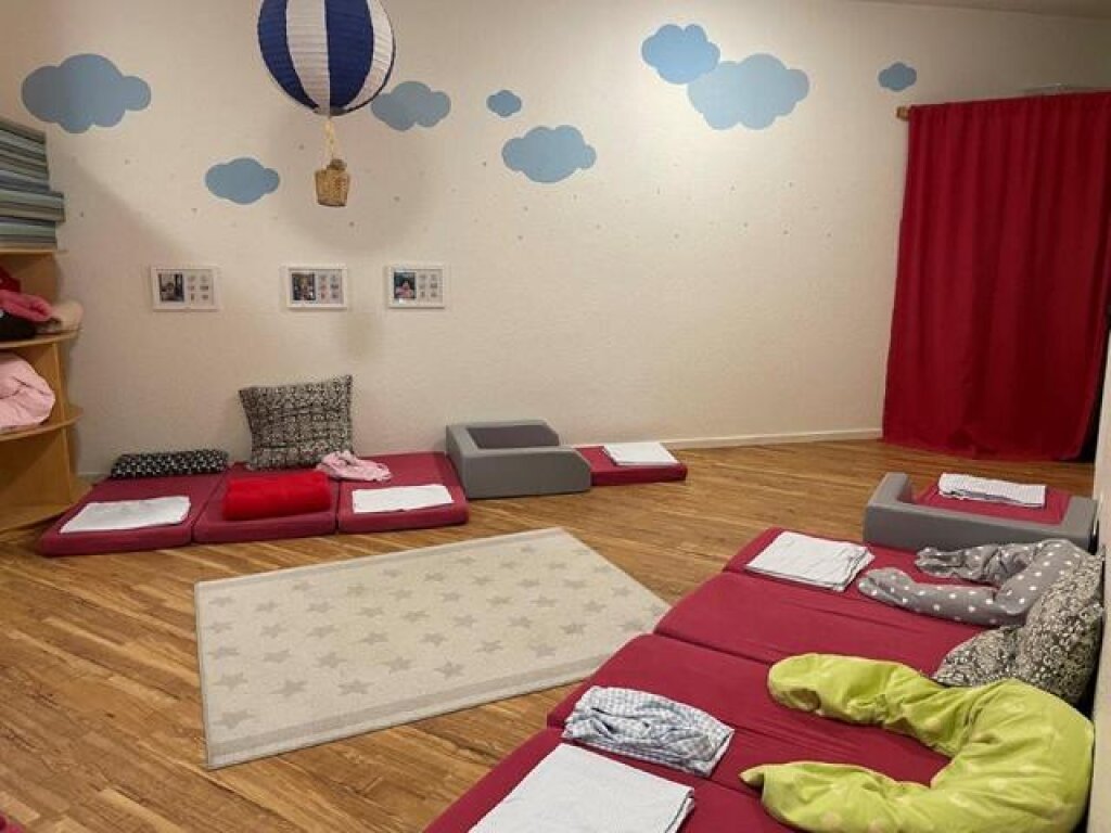 Schlafbereich mit Matratzen in der AWO Kita Löwenzahn in Hamburg.