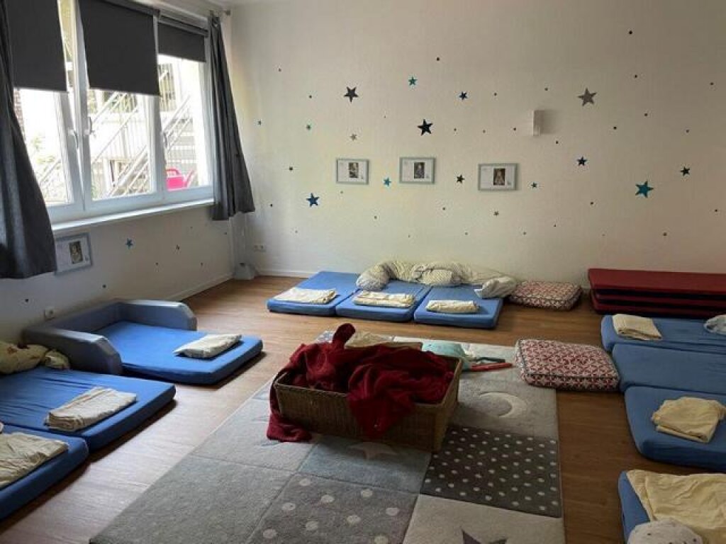 Schlafraum mit Matratzen in der AWO Kita Löwenzahn.