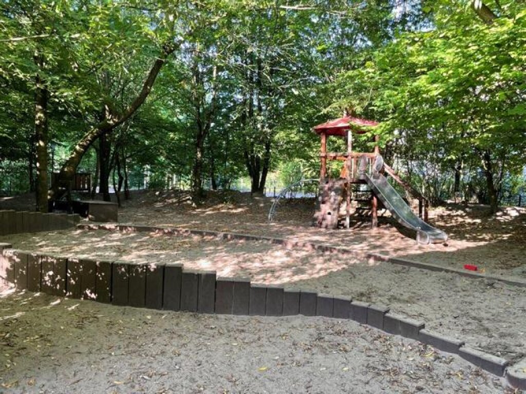 AWO Hamburg Kita Löwenzahn Außenbereich mit Klettergerüst und Rutsche.