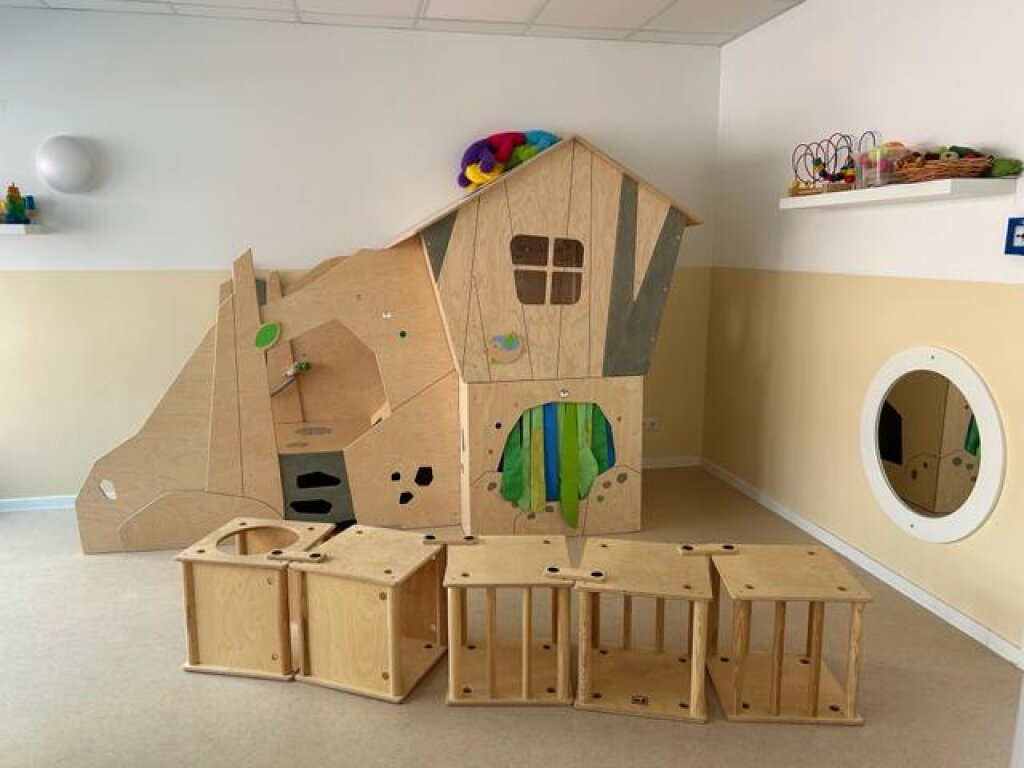 AWO Kita Morgenröte Gruppenraum mit Hochebene.