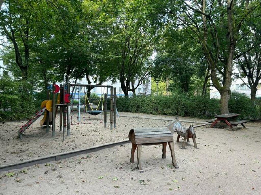 AWO Kita Morgenröte AWO Hamburg Außenbereich mit Holzpferd und Klettermöglichkeiten.
