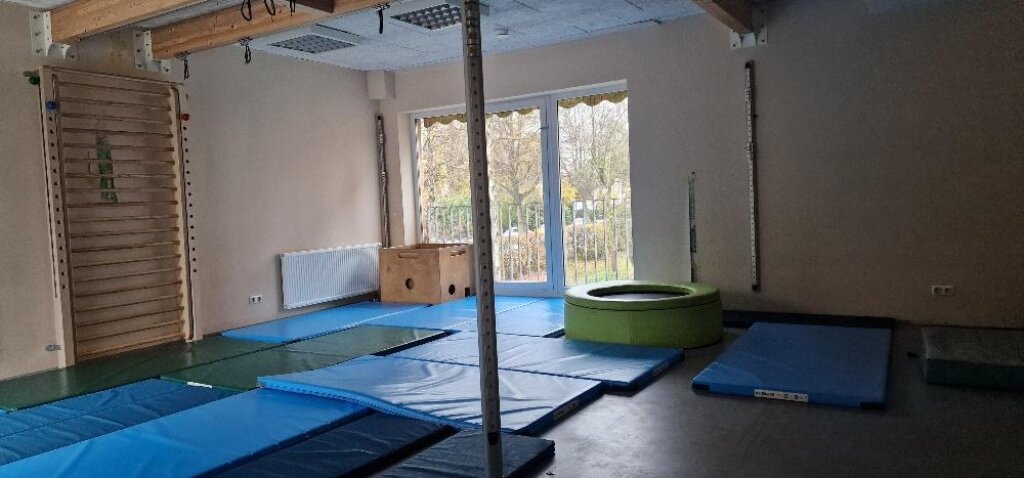 Kita Stoltenstraße der AWO Hamburg Marienthal Bewegungsraum mit Kletterwand und Matten.