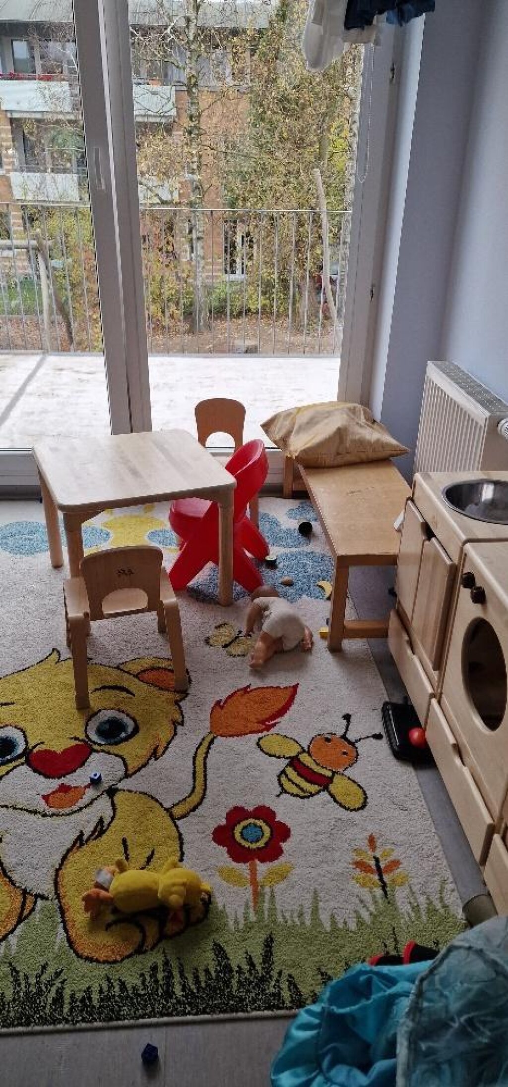 Gruppenraum mit Kinderküche der AWO Kita Stoltenstraße.