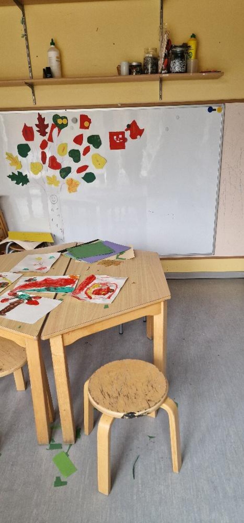 Kindertisch im Gruppenraum der AWO Kita Stoltenstraße.