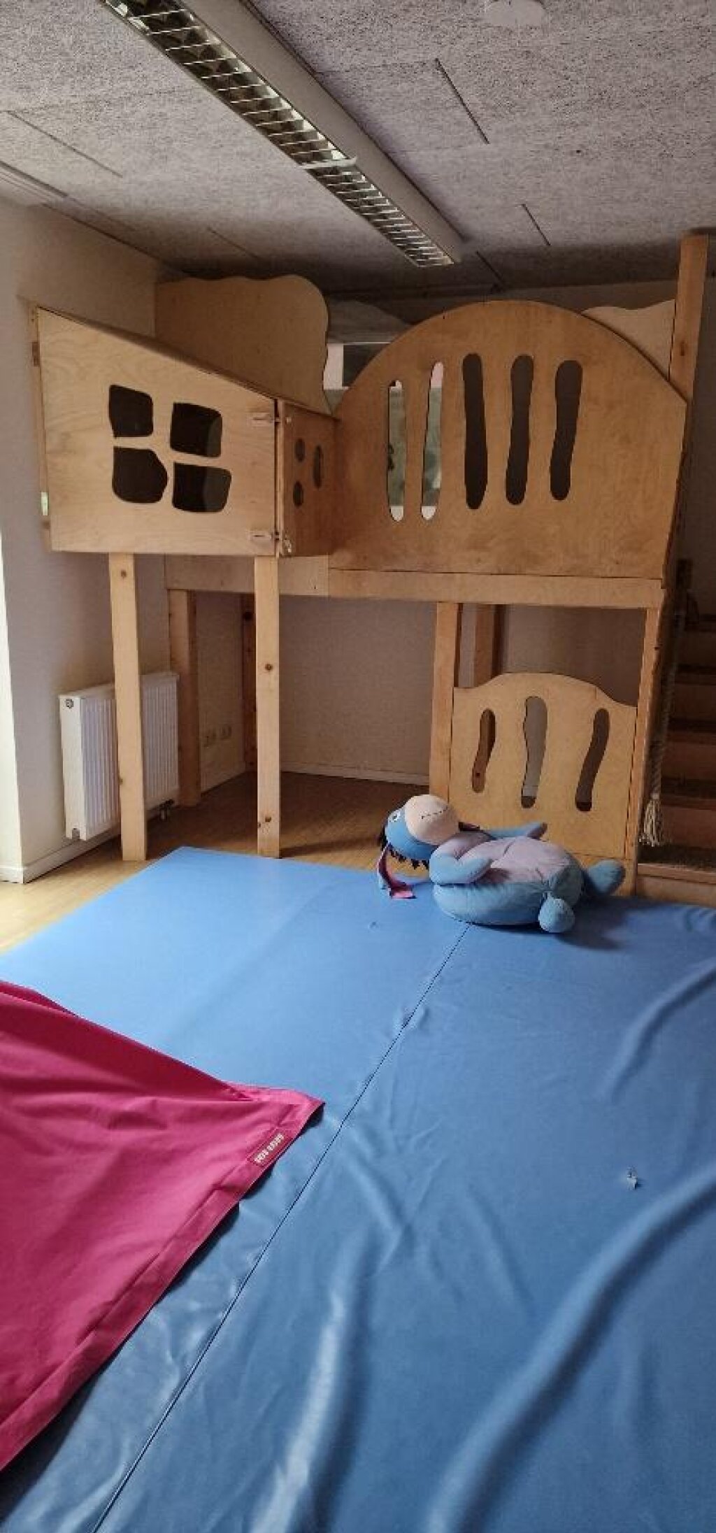Kindertagesstätte Stoltenstraße Bewegungsraum mit Hochebene.