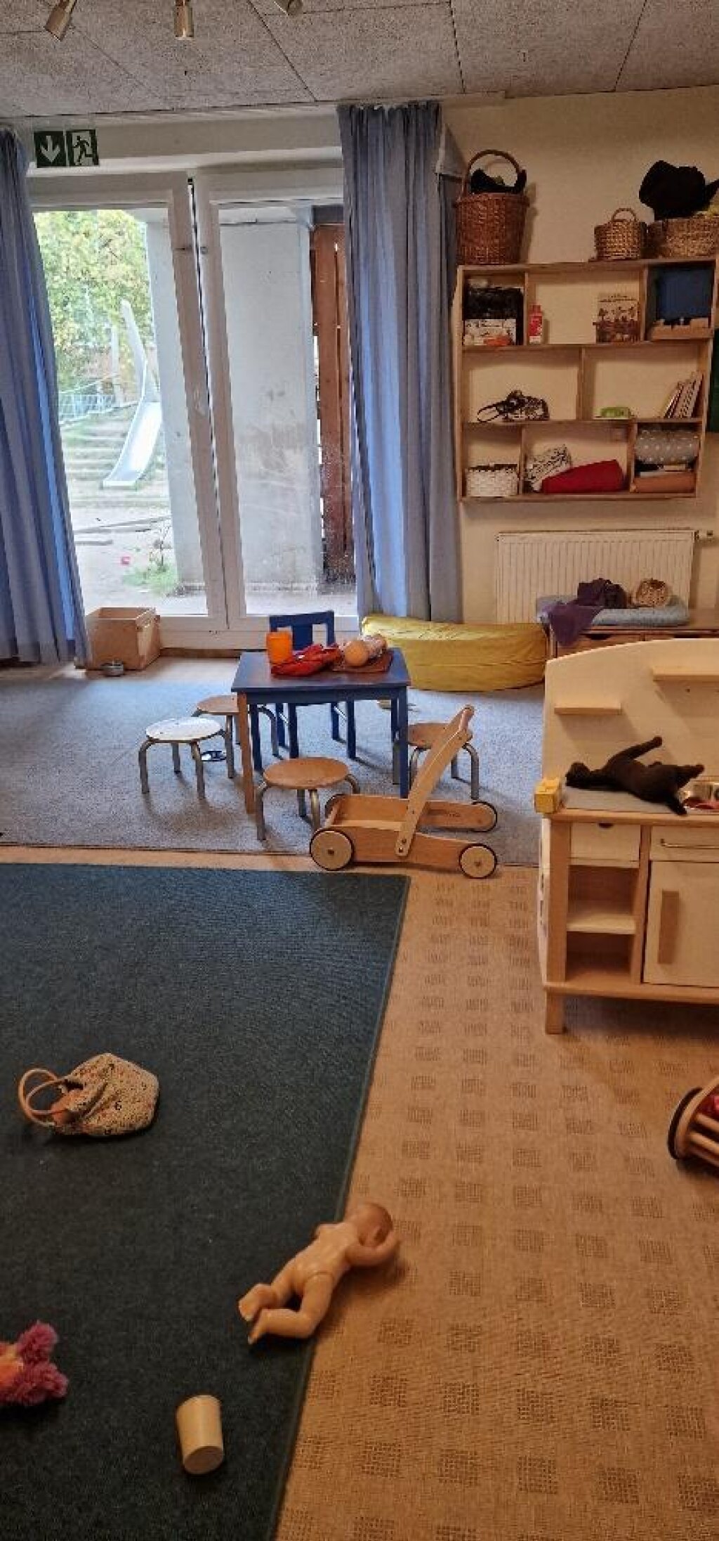 Gruppenraum mit Kindertisch und Spielsachen.