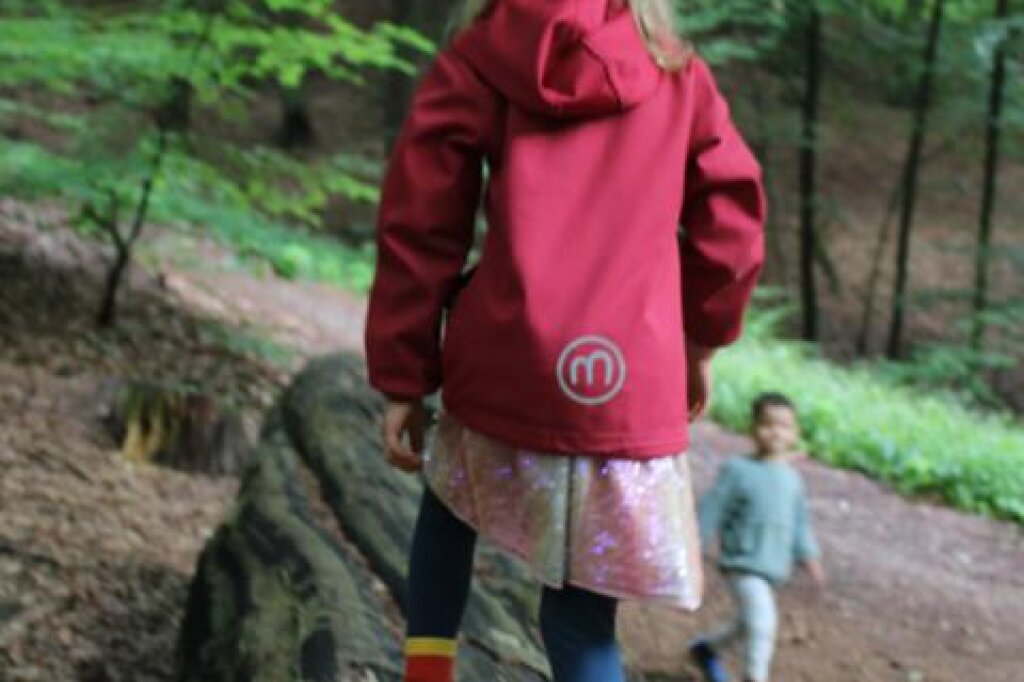 Kindertagesstätte Harburg im Wald Kinder balancieren im Wald.