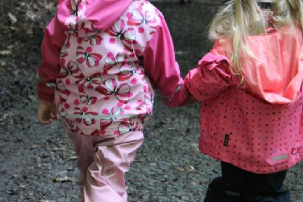 AWO Waldkita Harburg Kinder Hand in Hand im Wald.