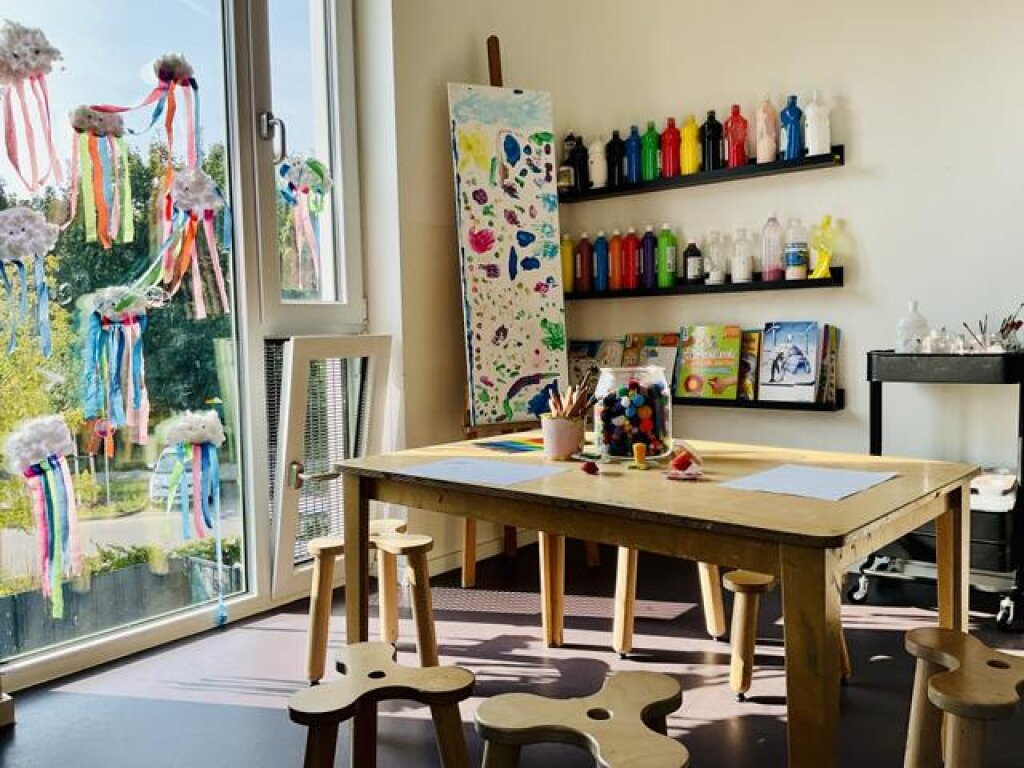 Bastelecke mit Material der Kita Am Weißenberge in Ohlsdorf der AWO Hamburg.