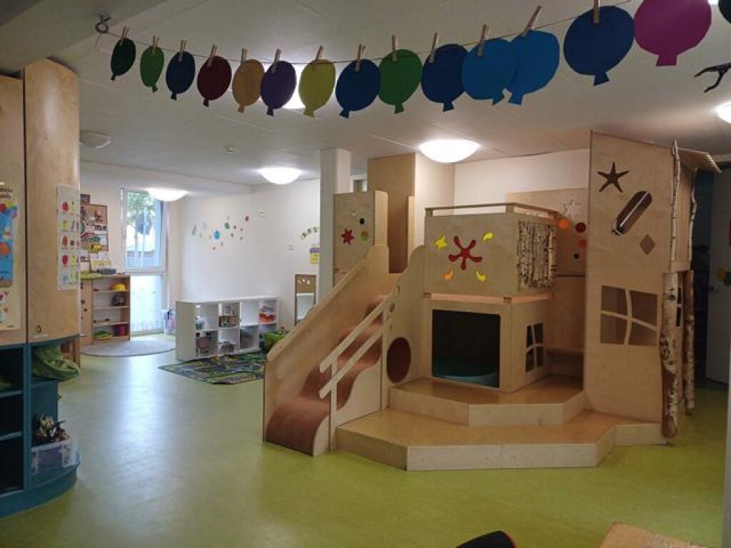 AWO Kita Tigerente Gruppenraum mit Hochebene.