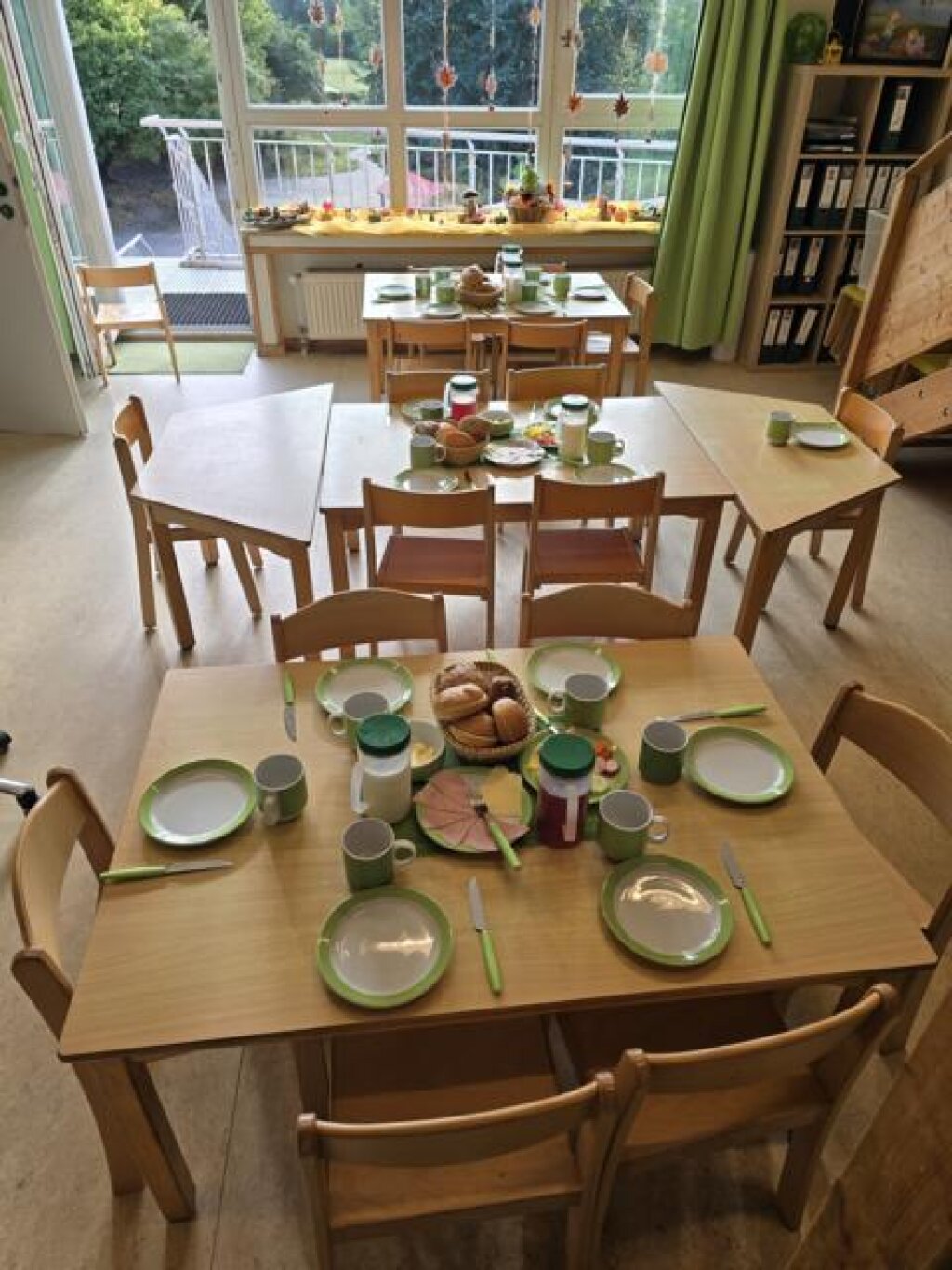 Essbereich mit Kindertischen.